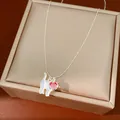 Vista dettagliata del ciondolo gatto in madreperla e cuore rosso su collana argento - Stile Gatto Cuore (HN12422) / Argento-Rosa