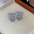 Primo piano di eleganti orecchini a lobo a cesto di fiori in argento con perle e CZ - Argento