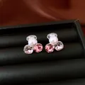 Dettaglio macro di orecchini a clip con perla bianca e cristalli rosa lucidi. - Orecchini a clip / Argento-Rosa