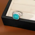Vista macro di un anello in argento regolabile con uno zircone turchese quadrato grande. - Stile Verde