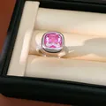 Elegante anello argentato con un grande zircone rosa e fascia con pietre preziose - Stile Magenta