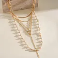 Vista dettagliata di un set di cinque collane dorate con perle finte e croce di strass - Collana (Set da 5 Pezzi) / Oro