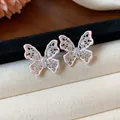 Dettaglio ravvicinato di squisiti orecchini a farfalla in smalto rosa con zirconi brillanti - Farfalla Traforata (Rosa) / Argento