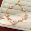 Elegante pulsera de oro rosa con flores de circón rosa en un joyero de terciopelo. - Pulsera / Rosa