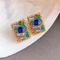 Dettaglio di orecchini a perno vintage rettangolari con cristalli colorati in oro - Quadrato (HE33253) / Oro