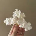 Détail d'une pince à cheveux vintage française avec fleurs brodées blanches et perle centrale - Pince Requin Fleur Perle Vintage Français / Blanc