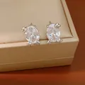Detailansicht minimalistischer ovaler Zirkonia-Ohrstecker mit eleganter 18K Vergoldung - Silber