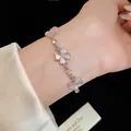 Dettaglio del bracciale con fiori in pietra occhio di gatto rosa e accenti di cristallo - Bracciale a Fiore / Rosa