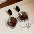 Detalle de pendientes de flores de acrílico retro con pétalos multicapa y cuenta - Gris Café