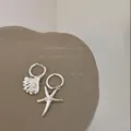 Dettaglio di orecchini asimmetrici in argento con ciondoli a conchiglia e stella marina e perle - Design Asimmetrico Stella Marina e Conchiglia (HE33231-1) / Argento