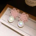 Dettaglio di orecchini a fiore in cristallo rosa con perle iridescenti - Perno Argento Rosa Perla Iridescente