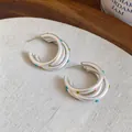 Primer plano de pendientes de aro multicapa de plata cepillada con lunares de colores. - Estilo de Lunares de Colores Multicapa (HE33967)