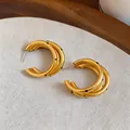 Detalle de pendientes de aro dorados multicapa con lunares negros y acabado cepillado - Estilo Circular Multicapa (HE33967)