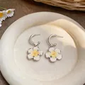 Dettaglio di orecchini a cerchio in argento con ciondoli a forma di fiore in smalto giallo - Bottone Fiore a C (Argento) / Confezione da 1 paio / Giallo