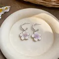 Primo piano di orecchini a cerchio a C con fiori in smalto viola e perni in argento S925. - Bottone Fiore a C (Argento) / Confezione da 1 paio / Viola