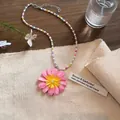 Bunte Perlenkette im Dopamin-Stil mit großem rosa Blumenanhänger, Detailansicht - Rosa