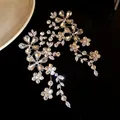 Primer plano de pendientes largos de flores de cristal con pedrería brillante. - Plata-Transparente