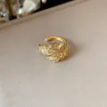 Dettaglio dell'orecchino a polsino dorato a forma di spiga con zirconi scintillanti. - Stile spiga di grano / Pezzo Singolo / Oro