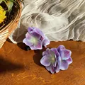Detaillierte Nahaufnahme von lila Hortensien-Haarspangen aus Stoff auf Holzoberfläche - Entenschnabel-Clips / 1 Stück / Lila