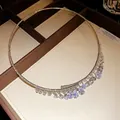 Macro di un lussuoso girocollo in argento con pendenti scintillanti in zirconi a forma di goccia. - Stile con Nappa Corta / Argento