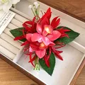 Detalle de una elegante pinza para el cabello de orquídea de tela roja en una caja. - Pinzas de pelo pico de pato / Rojo