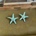 Gros plan de pendentifs étoile de mer en émail bleu clair perlé avec texture détaillée - Boucles d'Oreilles Seules Avec Tige en Argent Sterling 925 Sans Collier / Bleu sarcelle