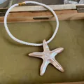 Vue détaillée d'un collier pendentif étoile de mer nacré avec cordon blanc torsadé - Collier Seul (Sans Boucles d'Oreilles) / Blanc