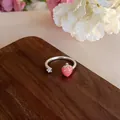 Dettaglio di un anello aperto in argento con fragola in smalto rosa e charm stella - Fragola Stella / Argento