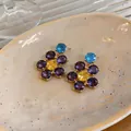 Detailansicht farbenfroher Zirkonia-Blumenohrringe im eleganten Vintage-Palast-Stil - Gold-Lila