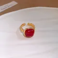 Détail macro d'une bague à maillons en or de luxe avec une pierre rouge carrée éclatante - Pierre Rouge Carrée (HR3666)