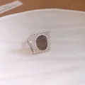 Vue détaillée d'une bague en argent avec une pierre ovale grise et un cadre carré texturé - Pierre Grise Ovale (HR3662)