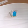 Gros plan détaillé d'une bague vintage en argent avec une grande pierre turquoise ovale - Pierre Bleue Ovale (HR3662/64)