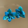 Vue détaillée de boucles d'oreilles orchidées tropicales bleu canard en résine époxy - Style de tige d'oreille en argent / Bleu