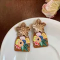 Eleganti orecchini a lobo a fiore dorati con ciondoli in resina floreale dipinti a mano - Oro/Marrone