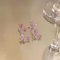 Detailaufnahme der rosa Schmetterling Ohrhänger mit Kristallen und Reflexionen - Silber-Rosa