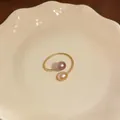 Vista dettagliata di un anello aperto a spirale placcato oro 14k con perle bicolore - Anello - Oro