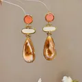 Vista detallada de pendientes vintage de resina con textura jaspeada marrón. - Estilo de Gota de Agua con Pin de Plata / Marrón dorado