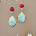 Primer plano de pendientes vintage de resina con piedras jaspeadas rojas y azules en oro. - Estilo de Gota de Agua con Pin de Plata / Dorado-Azul