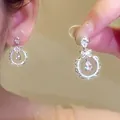 Primo piano dettagliato di eleganti orecchini in argento con zirconi a goccia brillanti - Stile Goccia in Pizzo (HE33376) / Argento