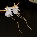 Detailansicht französischer Vintage-Perlenblumenohrringe mit goldenen Quasten - Perlen Blumen Quasten Stil (HE31387) / Gold mit Weiß