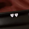 Boucles d'oreilles cœur en zircon clair sur un coffret de présentation noir de luxe - Boucles d'oreilles clous / Argent