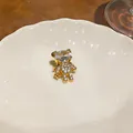 Dettaglio ravvicinato di un clip per orecchio orso placcato oro 18k con zirconi - Clip (Singolo) / Oro