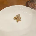Dettaglio di un anello a forma di orsetto placcato oro 18k con zirconi brillanti - Clip (Singolo) / Oro