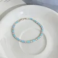 Primo piano di un bracciale in argento con smalto azzurro e zirconi scintillanti - Bracciale in Zirconi Rettangolari