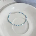 Dettaglio elegante del bracciale tennis con zirconi bianchi e blu alternati. - tennis bracciale