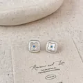 Orecchini a lobo quadrati in argento con trifoglio in conchiglia e pietra blu - Orecchini a lobo con fiori di conchiglia