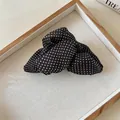 Eleganter Haarklammer aus schwarzem Netzstoff mit weißen Punkten und Plissee-Struktur - Haarklammer / Schwarz (Hochwertige Punktmuster)
