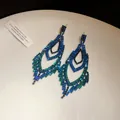Detailansicht von Luxus-Ohrringen mit blau-grünen Farbverlauf-Strasssteinen. - Tropfen-Ohrhänger / Gun Black-Grün