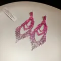 Nahaufnahme luxuriöser Strass-Ohrhänger in Tropfenform mit pinkem Farbverlauf für Damen - Tropfen-Ohrhänger / Rosa
