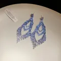 Nahaufnahme von Vintage-Ohrhängern in Wassertropfenform mit blauen Strasssteinen - Tropfen-Ohrhänger / Blau